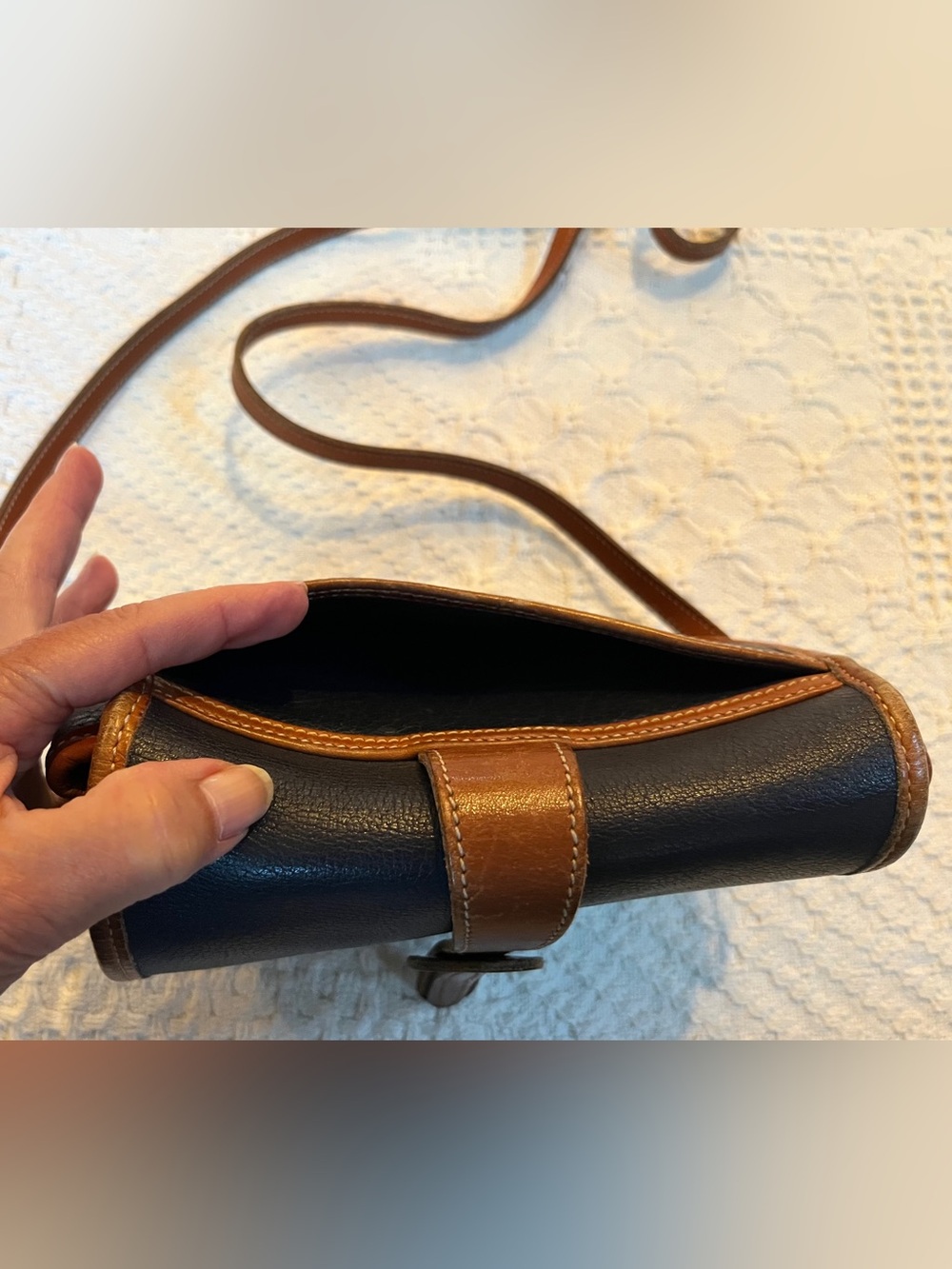 Vintage Dooney & Bourke Leather Crossbody Bag in Dark Navy and British Tan - Picture 5 of 7